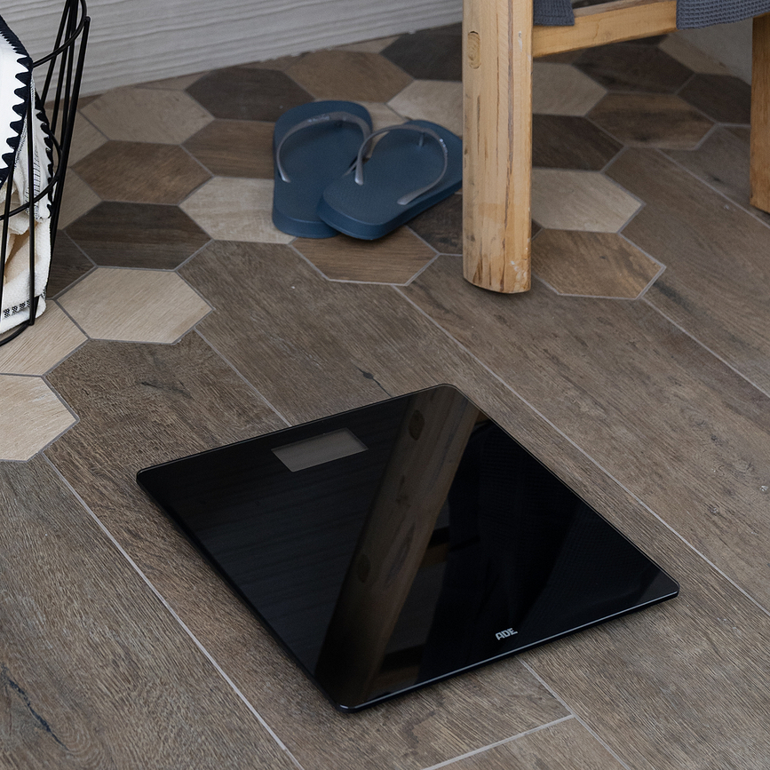 Amina Ζυγαριά Μπάνιου, λευκή