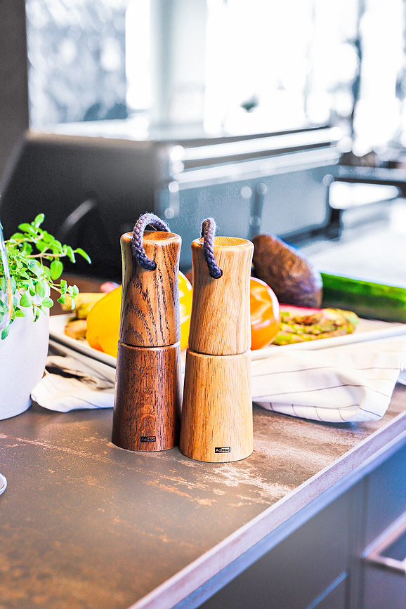 Molinillo para sal o pimienta Yaso, 17 cm, roble oscuro