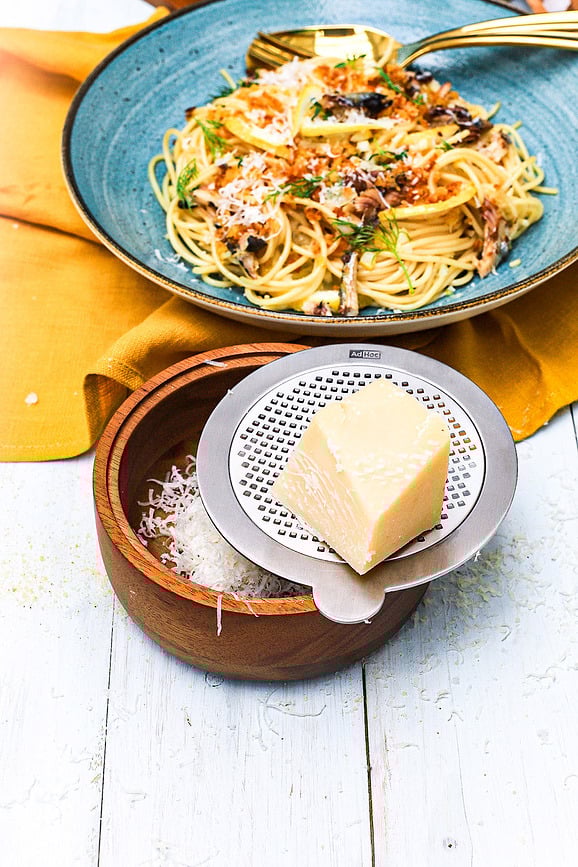 Rallador fino CutnServe, con recipiente, plateado