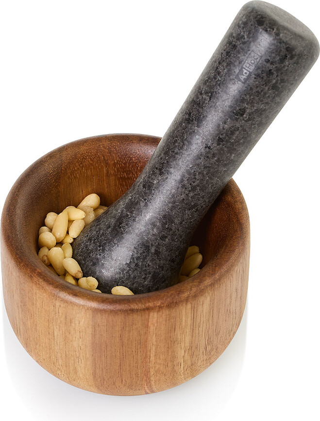 Taru Možnar s pestilom L