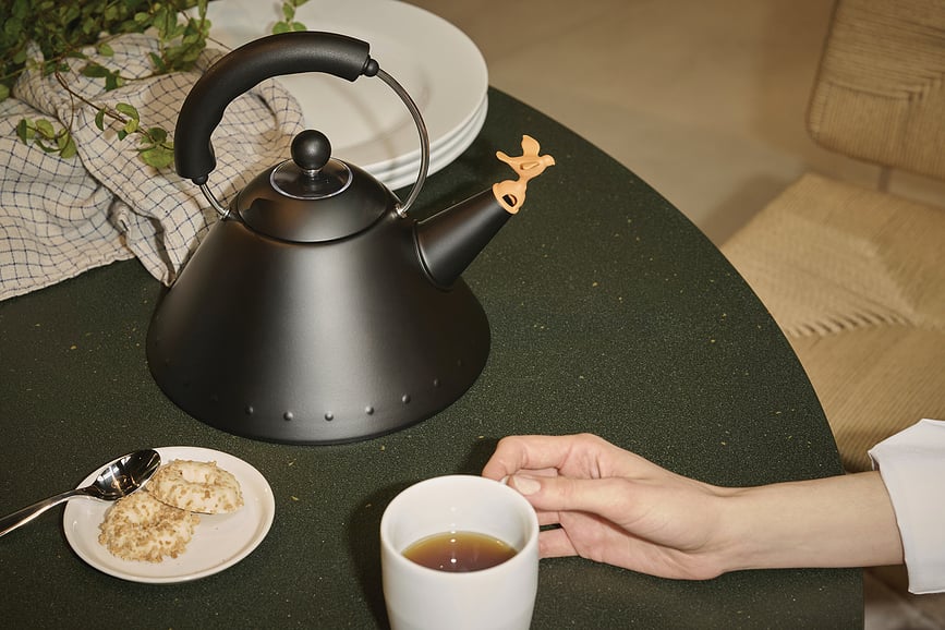 9093 Alessi Čajnik z žvižgom, 2 l, mat črn