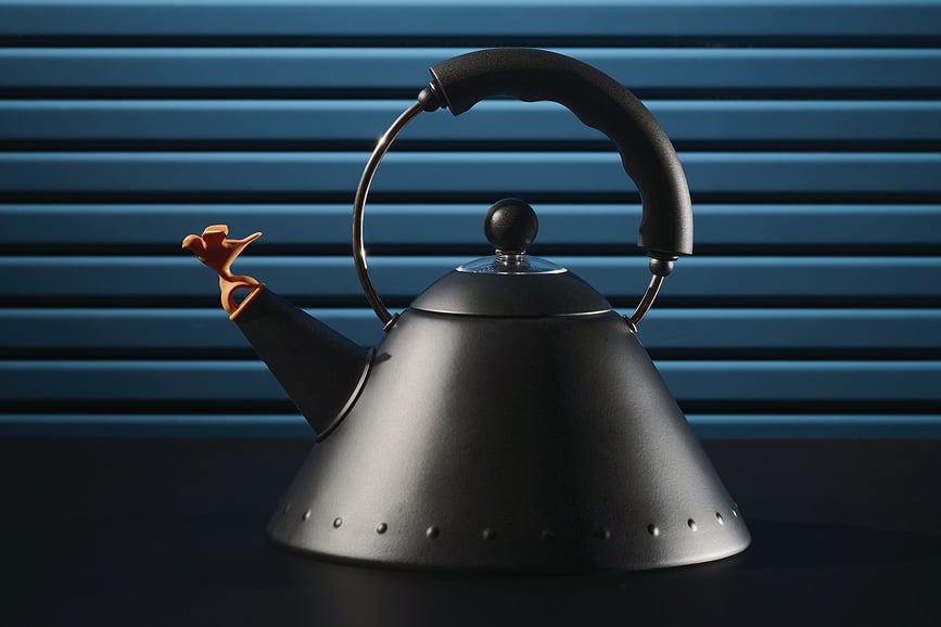 9093 Alessi Čajnik z žvižgom, 2 l, mat črn