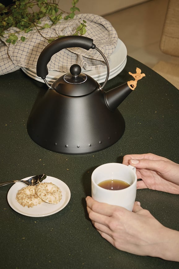 9093 Alessi Čajnik z žvižgom, 2 l, mat črn