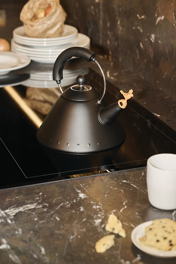 Alessi 9093 Βραστήρας με Σφυρίχτρα, 2 L, μαύρος ματ