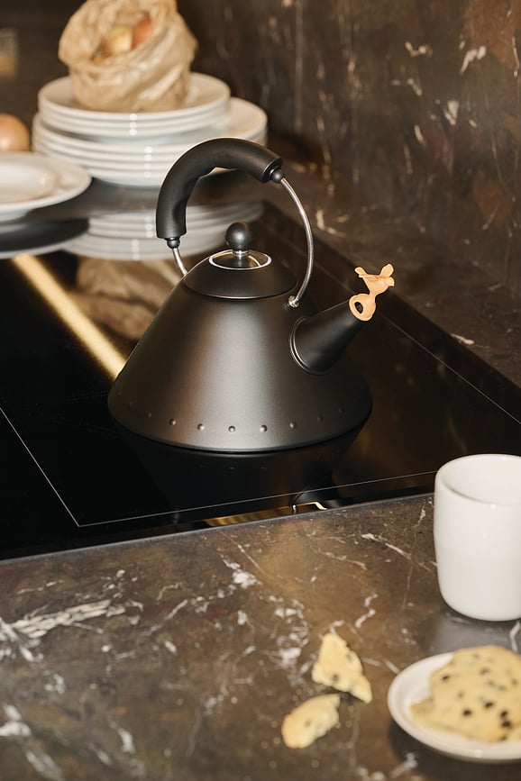 Alessi 9093 Čajnik sa zviždaljkom 2 l crni mat