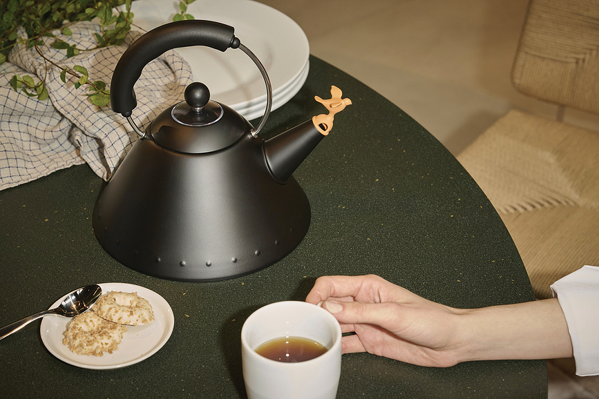 Hervidor con Silbato Alessi 9093, 2 l, negro mate