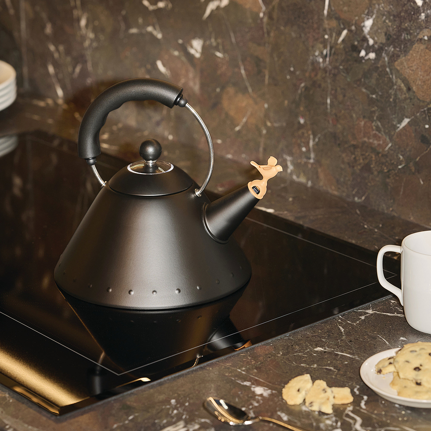 Hervidor con Silbato Alessi 9093, 2 l, negro mate