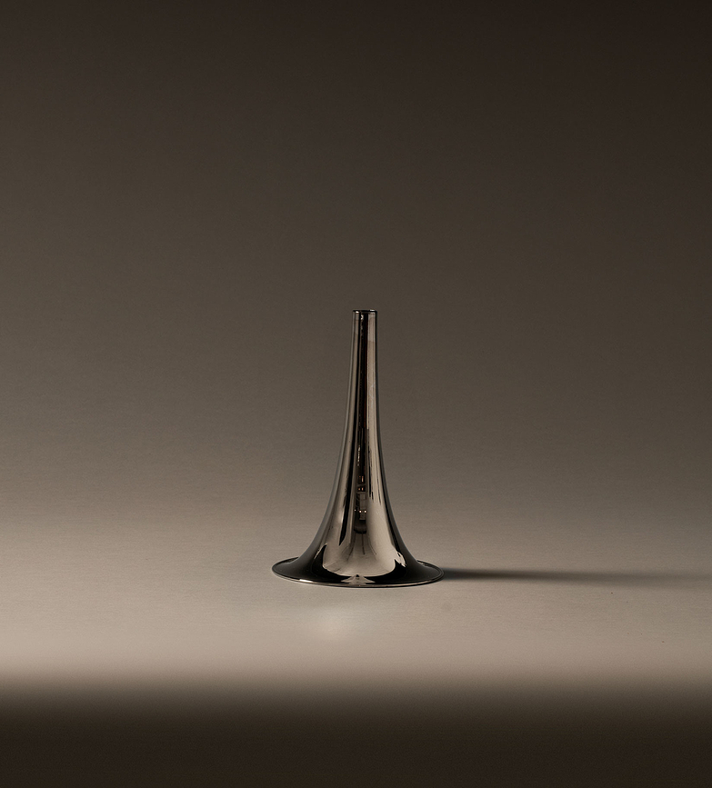 Il Tornitore Matto Trumpet Vazna, široka, posrebrena medenina