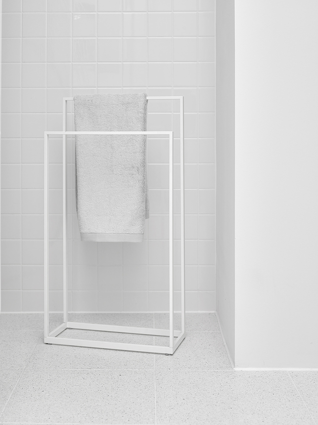 Toallero de pie Yuri, negro