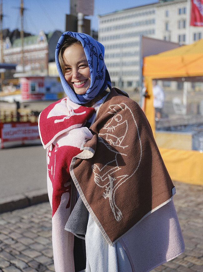 Arabia Finland Muminki Brisača Gospodična Snork, 70 x 140 cm, vijolična