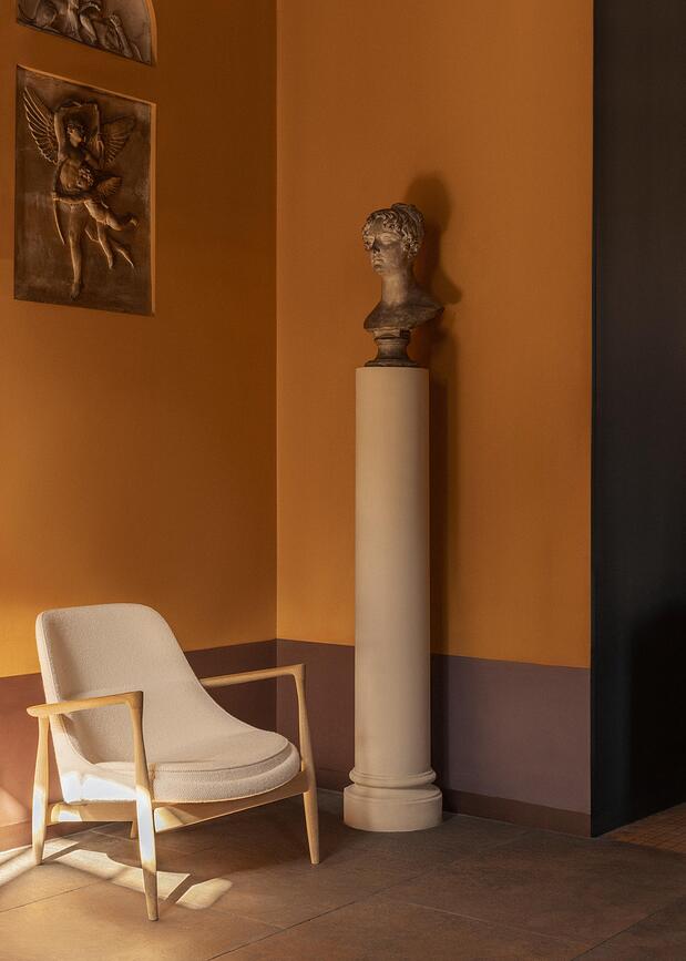 Atpūtas krēsls Elizabeth Lounge, gaišs ozols, polsterēts, melna āda