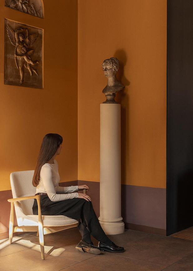 Atpūtas krēsls Elizabeth Lounge, gaišs ozols, polsterēts, melna āda