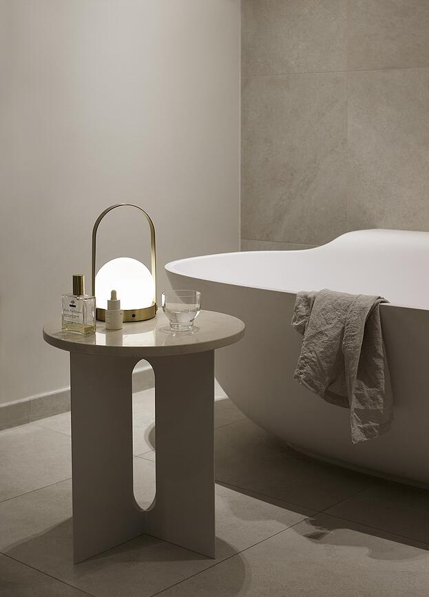 Carrie Lampe de table LED, en laiton