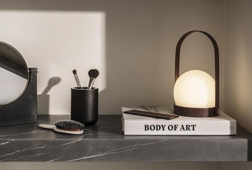 Carrie Lampe de table LED, en laiton