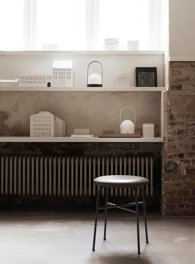 Carrie Lampa stolna LED mjedena