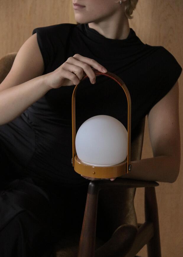 Carrie trådlös lampa, blå med läderhandtag