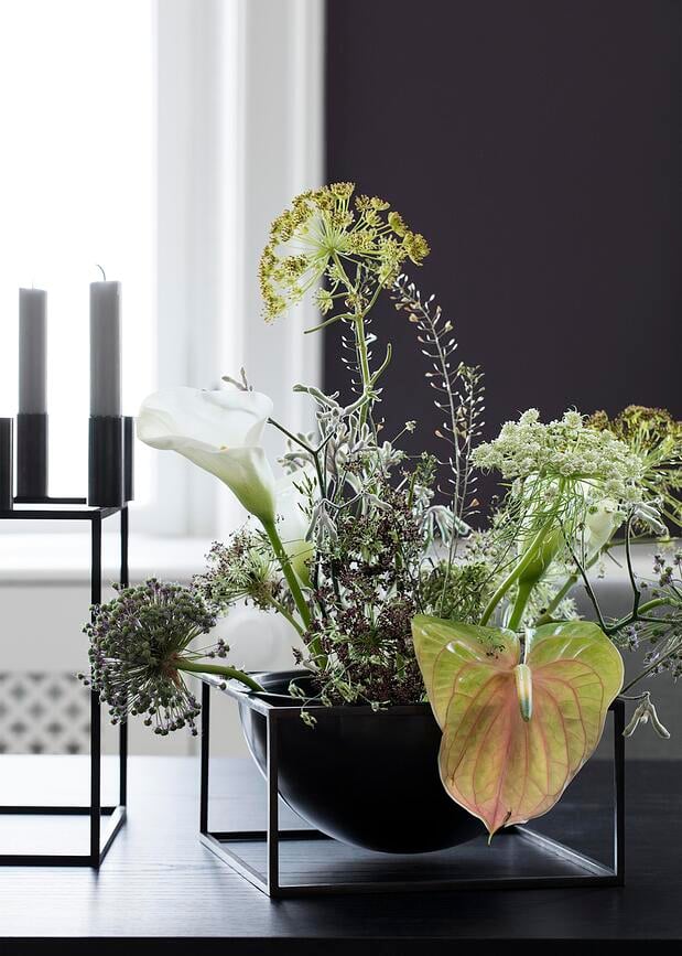 Misa Centerpiece sobre pedestal, talla L, blanca