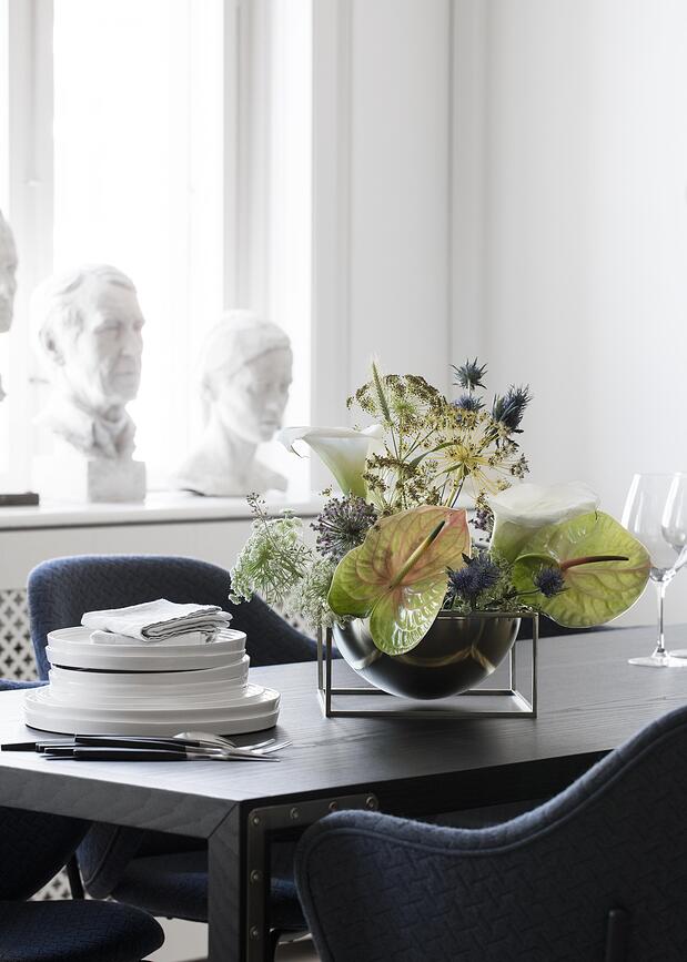 Misa Centerpiece sobre pedestal, talla L, blanca