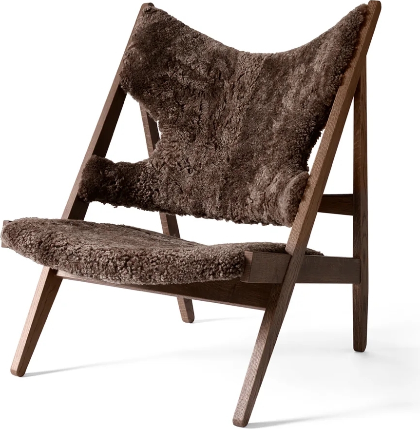 Knitting Sheepskin Sessel braun auf dunklen Eichenbeinen