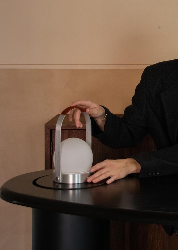 Lampada senza fili Carrie azzurra con manico in pelle