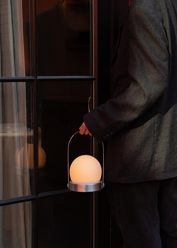Lampada senza fili Carrie azzurra con manico in pelle