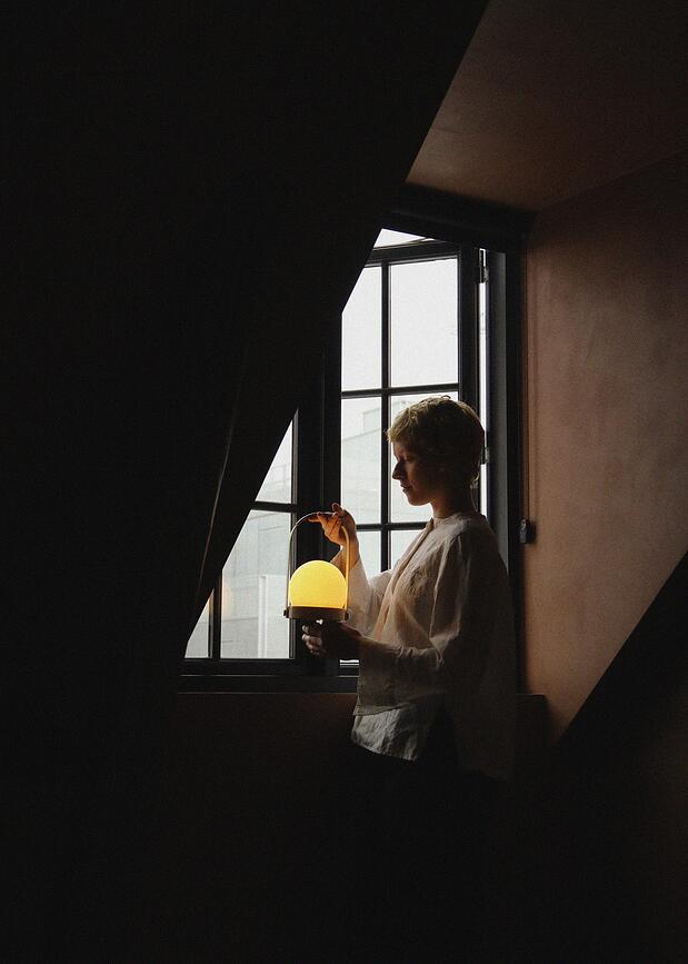 Lampe sans fil Carrie bleue avec poignée en cuir