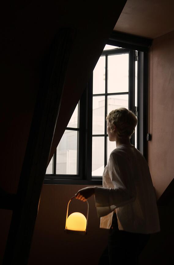 Lampe sans fil Carrie bleue avec poignée en cuir