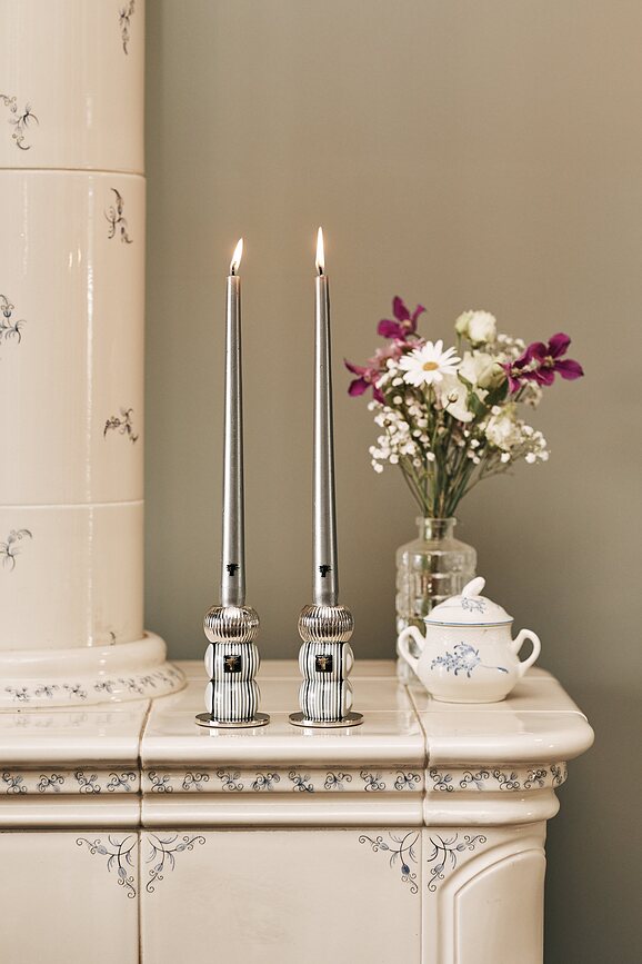 Set de Portavelas Gemelli Silver, con velas, acabado plateado, 4 piezas