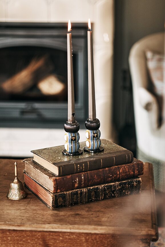 Set de Portavelas Gemelli Silver, con velas, acabado plateado, 4 piezas