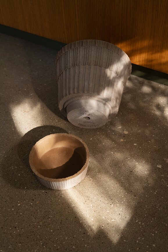 Atlas Tegla s Podloškom 18 cm siva