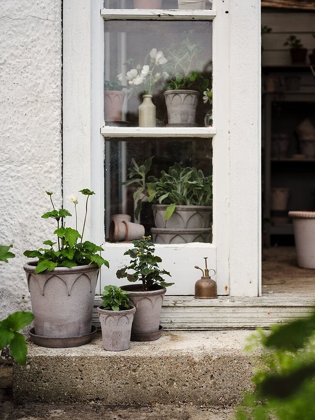 Elizabeth Lonec s podstavkom, 12 cm, siv