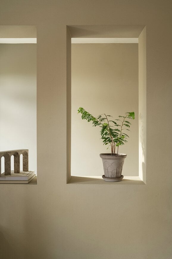 Fleur Tegla s podloškom 21 cm siva