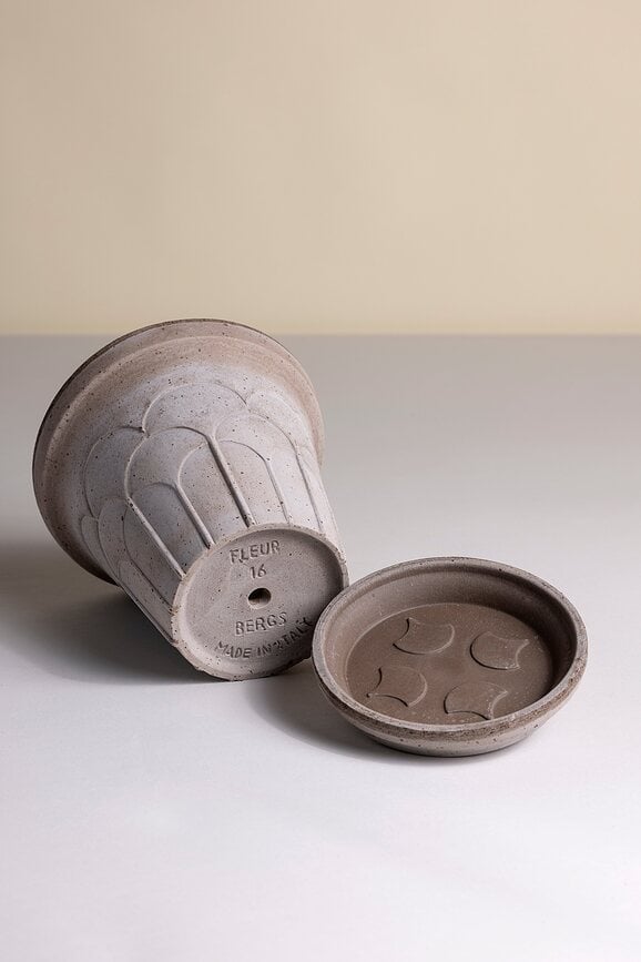 Fleur Tegla s podloškom 21 cm siva