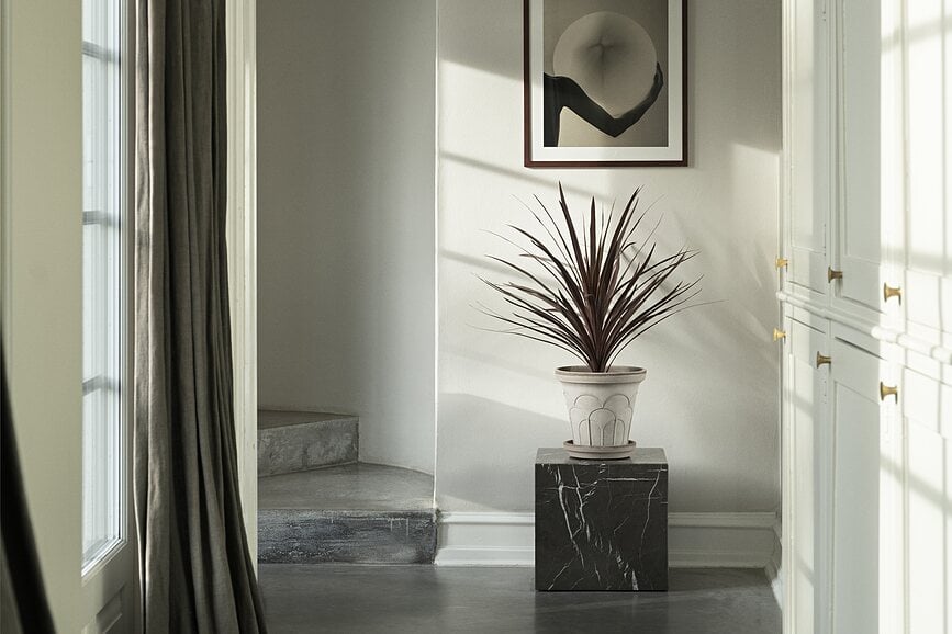 Fleur Tegla s podloškom 21 cm siva