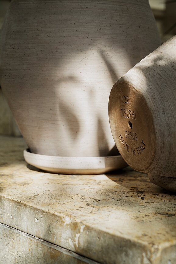 Maceta Delphi, 24 cm, gris, con plato