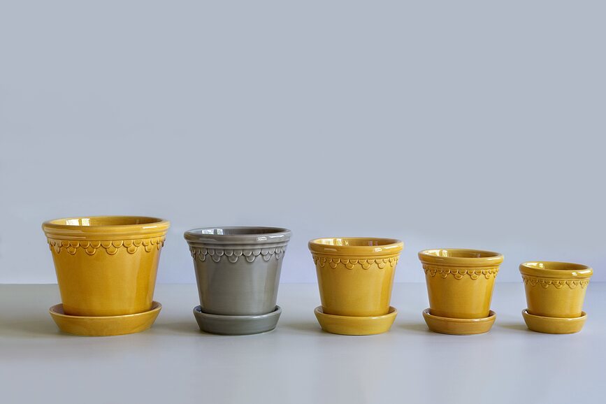 Maceta esmaltada Københavner, 16 cm, amarilla, con plato