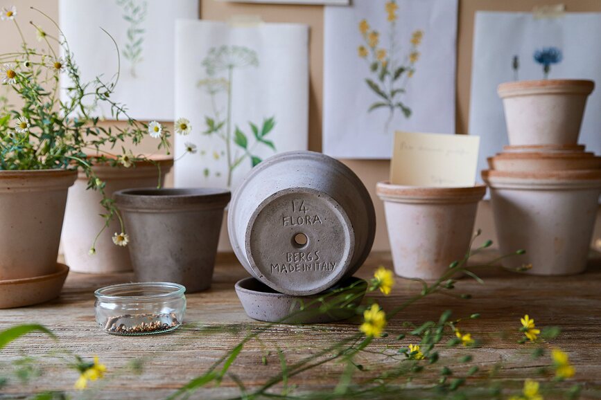 Maceta Flora, 18 cm, gris, con plato