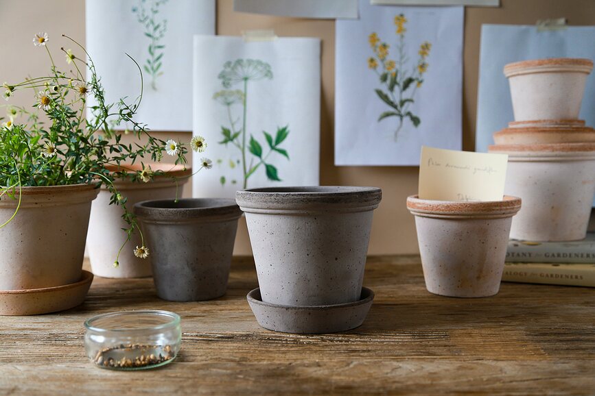 Maceta Flora, 18 cm, gris, con plato