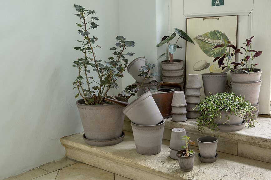 Maceta Helena 16 cm, gris, con plato