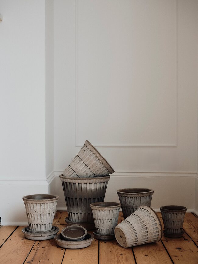 Pantheon Lonček za rože s podstavkom, 12 cm, siv