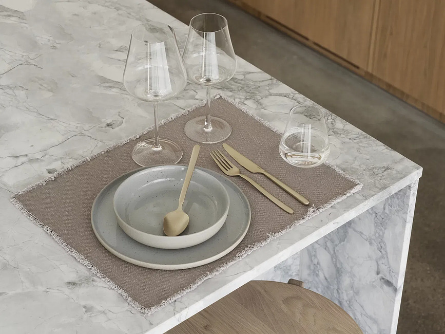 Mantel Individual Lineo, color madera de cedro