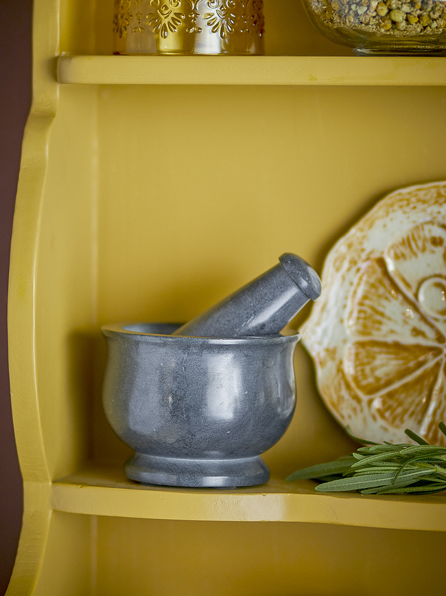 Aprilla Možnar s pestilom, siv