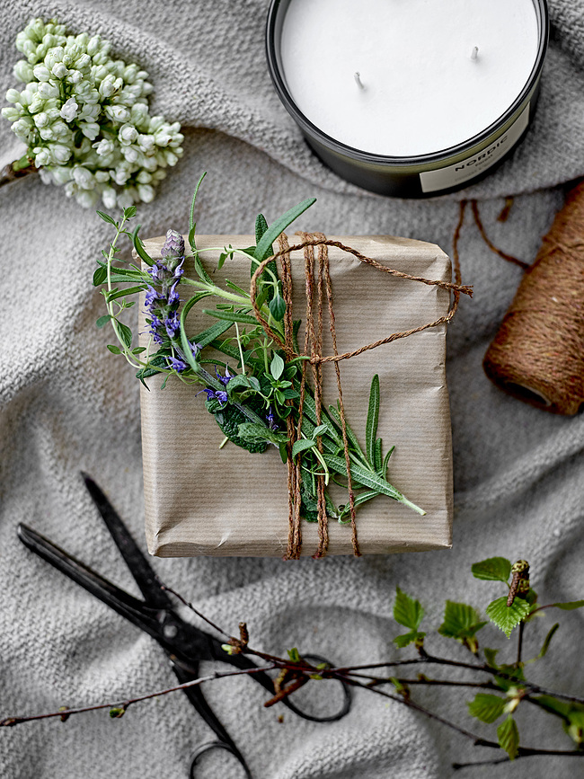 Illume Vintage Cedarwood Dišeča Sveča, 6 cm