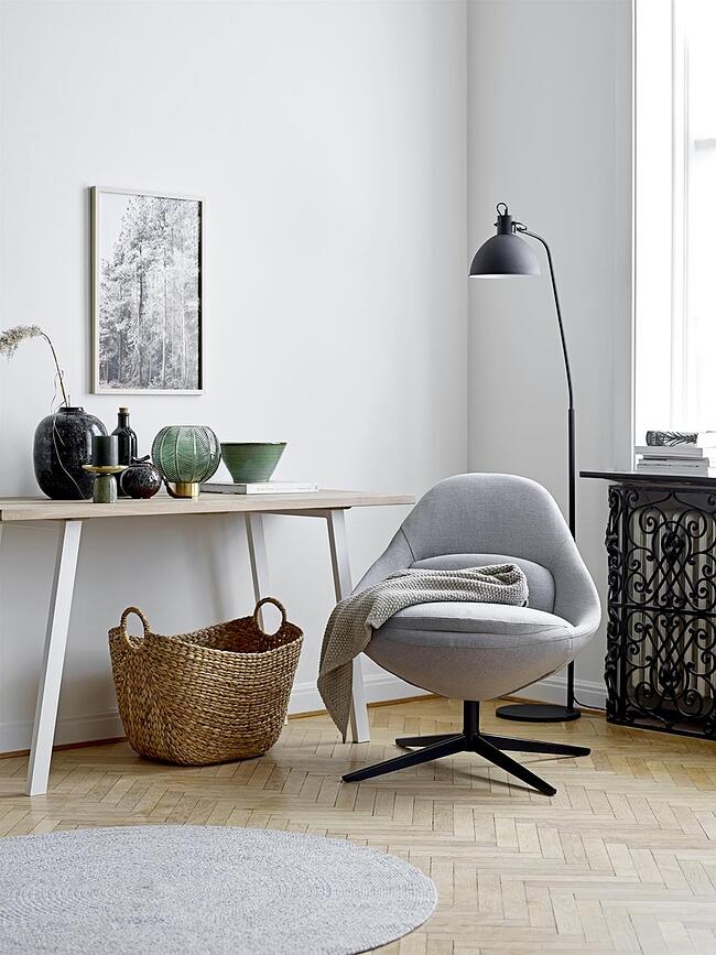 Jarrón esférico Bloomingville, 20 cm, verde, con base dorada