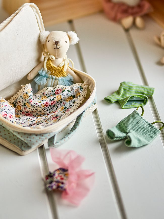 Muñeca Lara, con accesorios, Set de 6 piezas