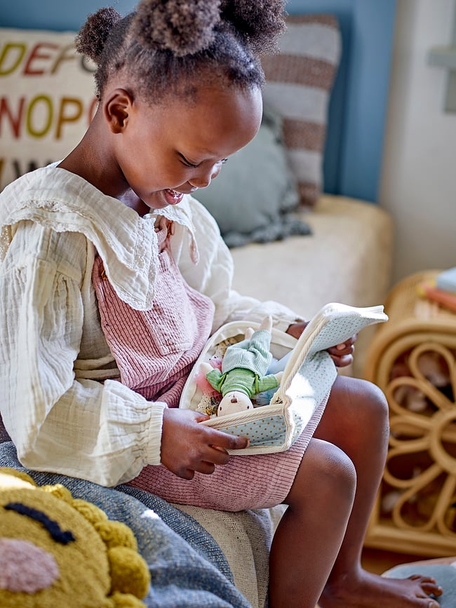 Muñeca Lara, con accesorios, Set de 6 piezas