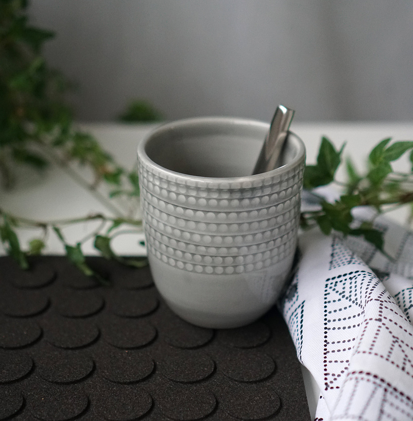 Dots Podmetač za vruće posuđe crni pluteni