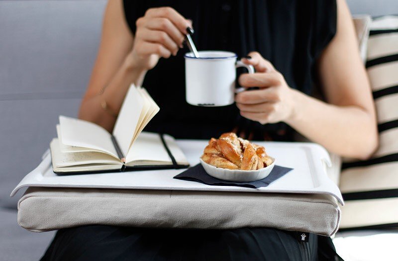 Bandeja Mini Laptray natural, con cojín verde oliva