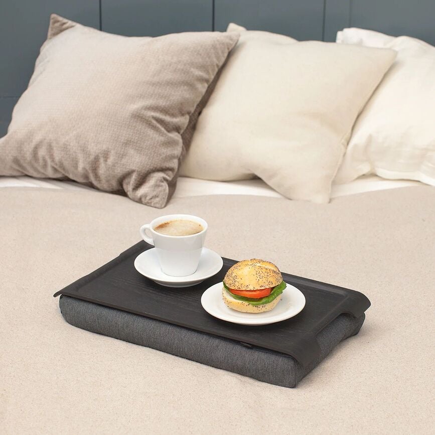 Bandeja de Regazo Mini Laptray, acabado nogal, con superficie antideslizante y cojín gris
