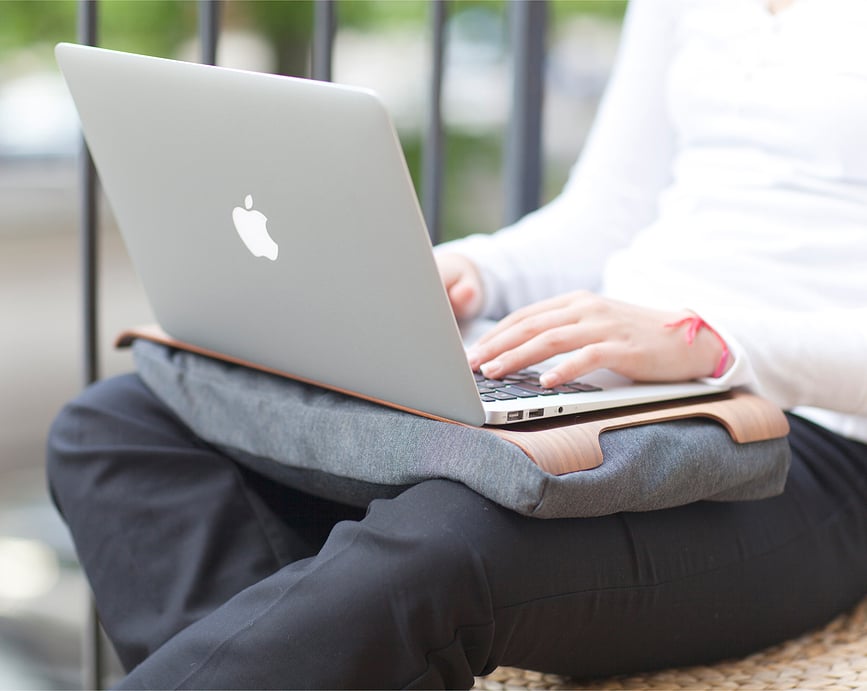 Δίσκος Laptray Mini, καρυδί, με αντιολισθητική επιφάνεια, με γκρι μαξιλάρι